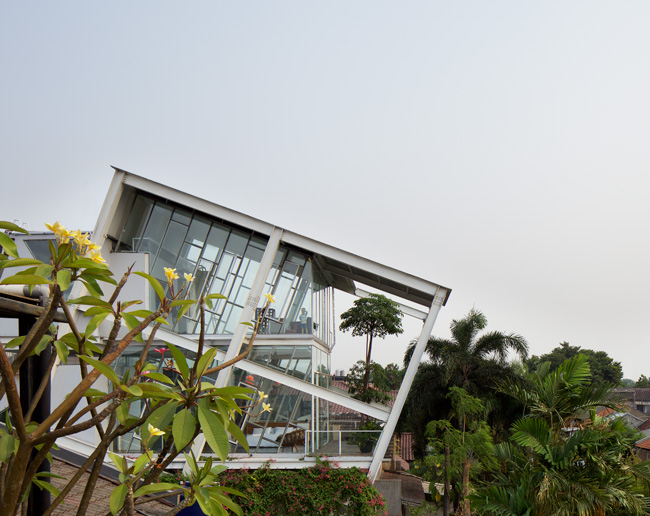 rumah miring oleh budi pradono architect / casa indonesia